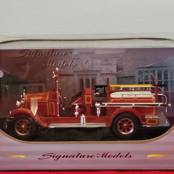 2009 SIGNATURE MODELS, 1928 STUDEBAKER FIRE TRUCK, MINT IN THE BOX!!! - Picture 1 of 3